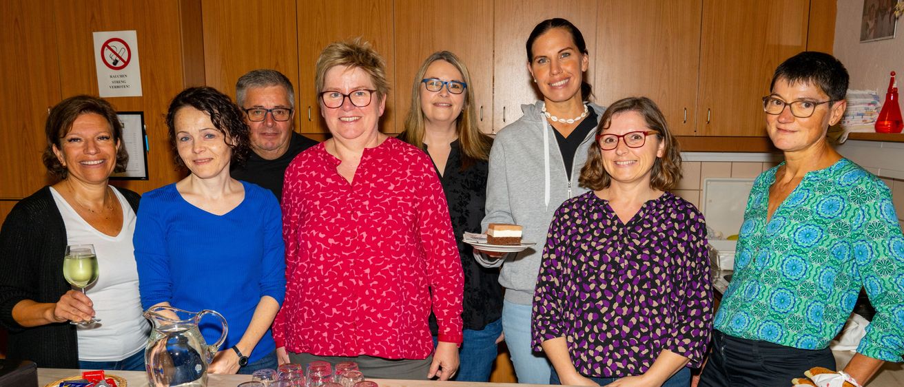 Bild enthält, Cafeteria, Restaurant, Meal, People, Person, Adult, Female, Woman, Buffet, Glass