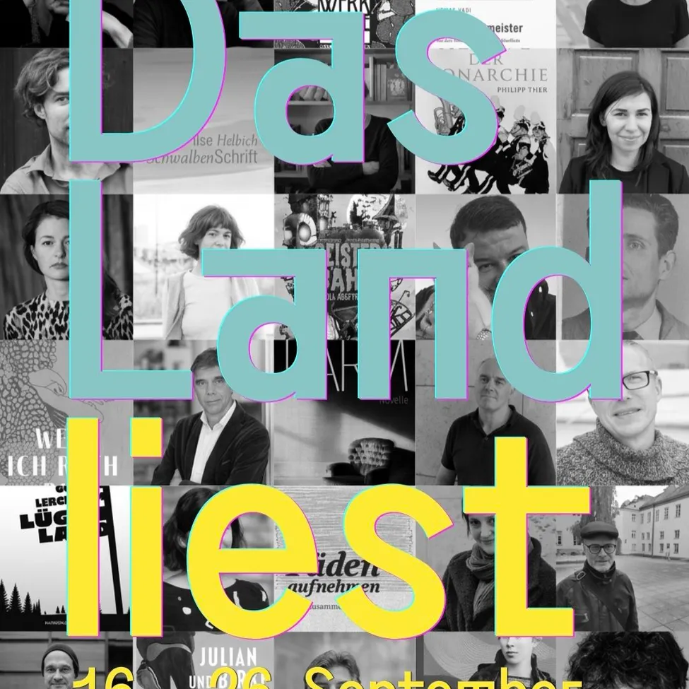 Eine Collage verschiedener Fotografien von Menschen, einige lächeln, andere ernst, mit Textüberlagerungen in Blau und Gelb. Der Text lautet 'DAS LAND LIEST' und '16 September'. Der Hintergrund ist eine Mischung aus Schwarz-Weiß- und farbigen Bildern.