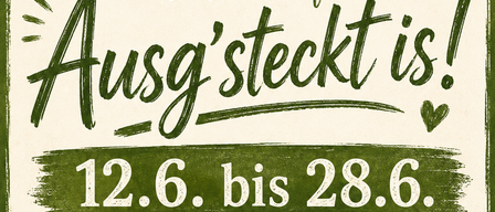 Plakat für Putzn Riebenbauers Biobauernhof. Es steht Ausg'steckt is! von 12.6. bis 28.6. Geöffnet Mo bis Fr ab 15 Uhr und Sa und So ab 12 Uhr.