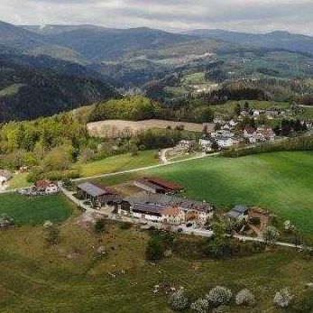 Bild enthält, Outdoors, Nature, Countryside, Rural, Building, Farm, Pasture, Aerial View, Grass