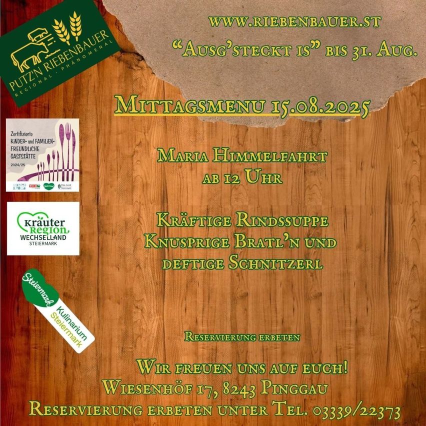 Ein Holzmenü für Putzin Riebenbauer ist ausgestellt. Es bietet ein Mittagsmenü am 15. August 2025 mit Maria Himmelfahrt um 12 Uhr, einer herzhaften Rindssuppe, gebratener Bratwurst und einer Auswahl an Schnitzeln. Reservierungen werden empfohlen.