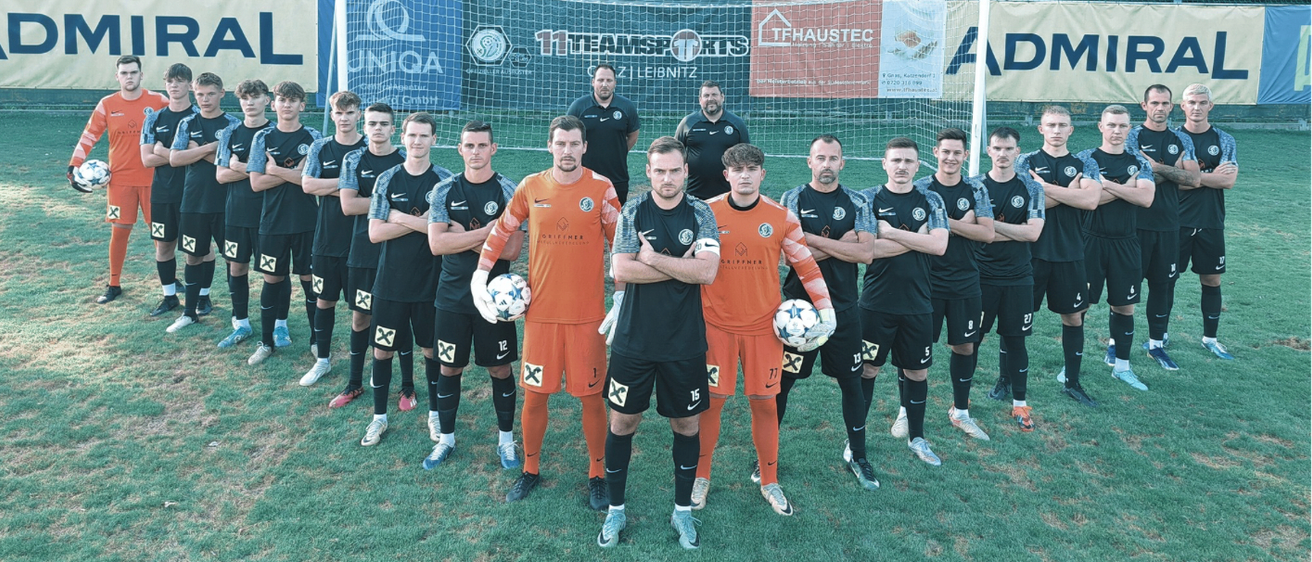 Bild enthält, People, Person, Team, Soccer, Soccer Ball, Sport, Advertisement, Poster, Crowd, Huddle