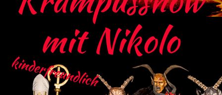 Eine Werbung für eine Krampus-Show um 17 Uhr, mit einem Bischof, Krampus und anderen Charakteren in roten und schwarzen Kostümen mit Hörnern.