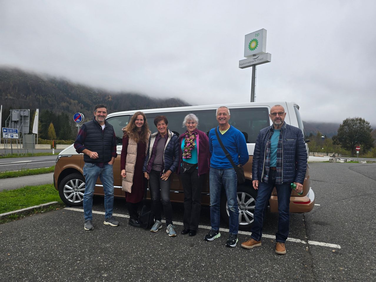 Bild enthält, Pants, Jeans, Adult, Male, Man, Person, Shoe, Coat, Jacket, Car