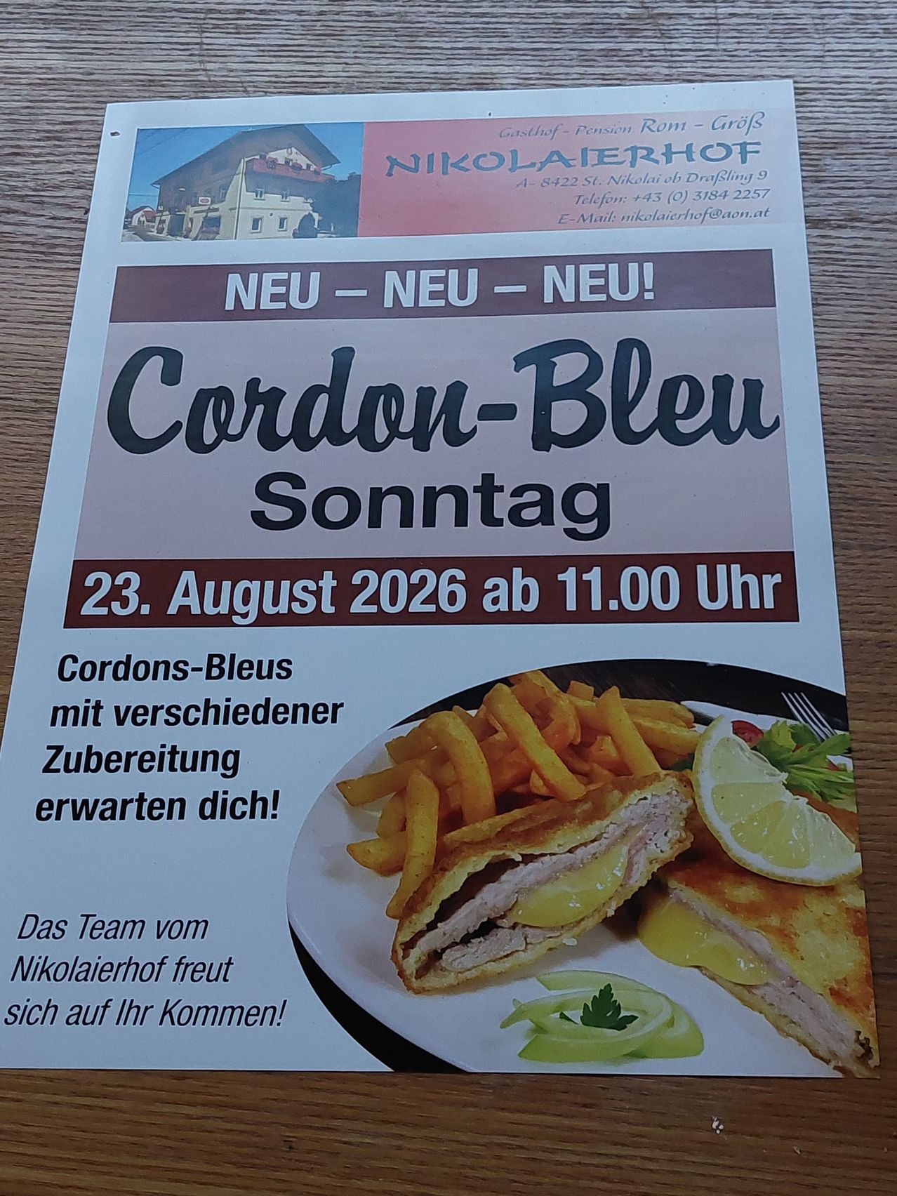 Ein Flyer des Restaurants Nikolaierhof bewirbt Cordon-Bleu Sonntag am 23. August 2026 mit einem Teller Cordon Bleu, Pommes und Zitronenscheiben.