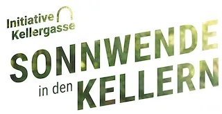 Grüner Text 'Sonnenwende in den Kellern' auf weißem Hintergrund. Der Text 'Initiative Kellergasse' befindet sich oben.
