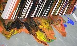 Ein farbenfrohes abstraktes Gemälde mit orangen, gelben und blauen Farbtönen und einem Buch mit mehreren weißen und schwarzen Streifen darauf.