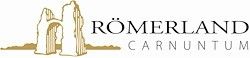 Das Logo von Romerland Carnuntum zeigt einen goldenen Bogen mit einem Hügel im Hintergrund. Der Text 'Romerland Carnuntum' ist in fetten, großgeschriebenen Buchstaben geschrieben.
