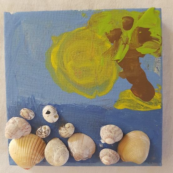 Ein kleines Gemälde eines Baumes mit einer gelben Sonne und blauem Himmel, verziert mit verschiedenen Muscheln am unteren Rand.