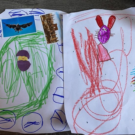 Ein Kinderzeichnung zeigt ein Nest mit einem Küken, das aus einem Ei schlüpft, begleitet von einem Bild eines fliegenden Vogels und einer Stadtlandschaft.