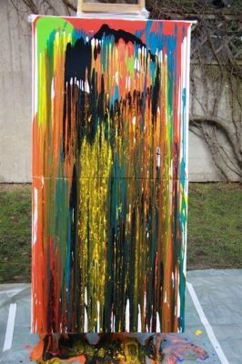 Ein farbenfrohes abstraktes Gemälde mit Farbspritzern in Rot, Gelb, Blau und Grün auf einer Leinwand, die auf einem Staffelei im Freien montiert ist.