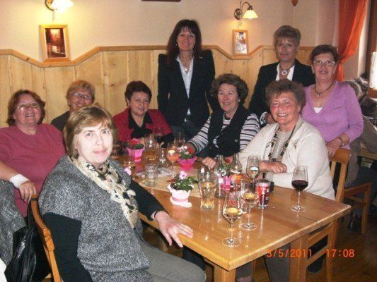 Eine Gruppe von Frauen sitzt an einem Tisch mit Weingläsern, Blumen und einem Zeitstempel von 17:08 am 3. Mai 2011.