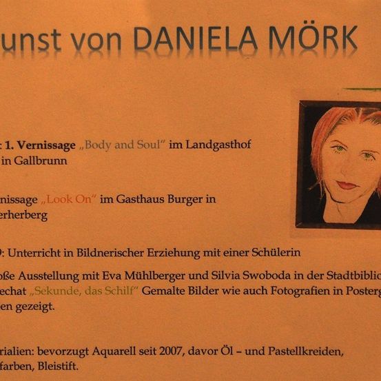Eine Seite mit Kunst von Daniela Mork, einschließlich Ausstellungsdetails und verwendeten Materialien. Auf der rechten Seite befindet sich ein Porträt einer Frau.