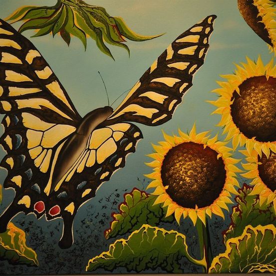 Eine lebendige Malerei eines Schmetterlings mit gelben und schwarzen Flügeln, der über Sonnenblumen mit goldenen Zentren schwebt.