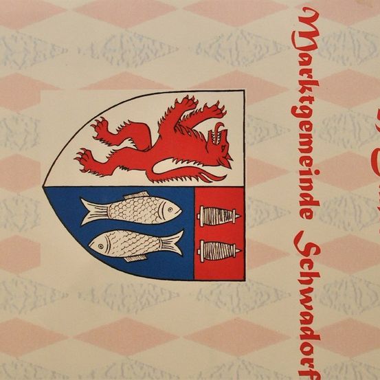 Ein heraldisches Wappen mit einem roten Löwen oben und zwei Fischen unten, vor einem rosa Rautenmusterhintergrund. Das Wappen ist in Blau und Rot eingefasst.