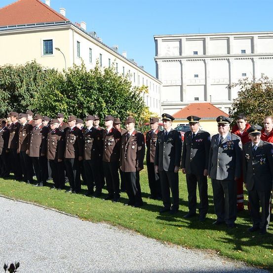 Eine Gruppe von Militäroffizieren in Uniform steht in einer Reihe vor einem Gebäude.