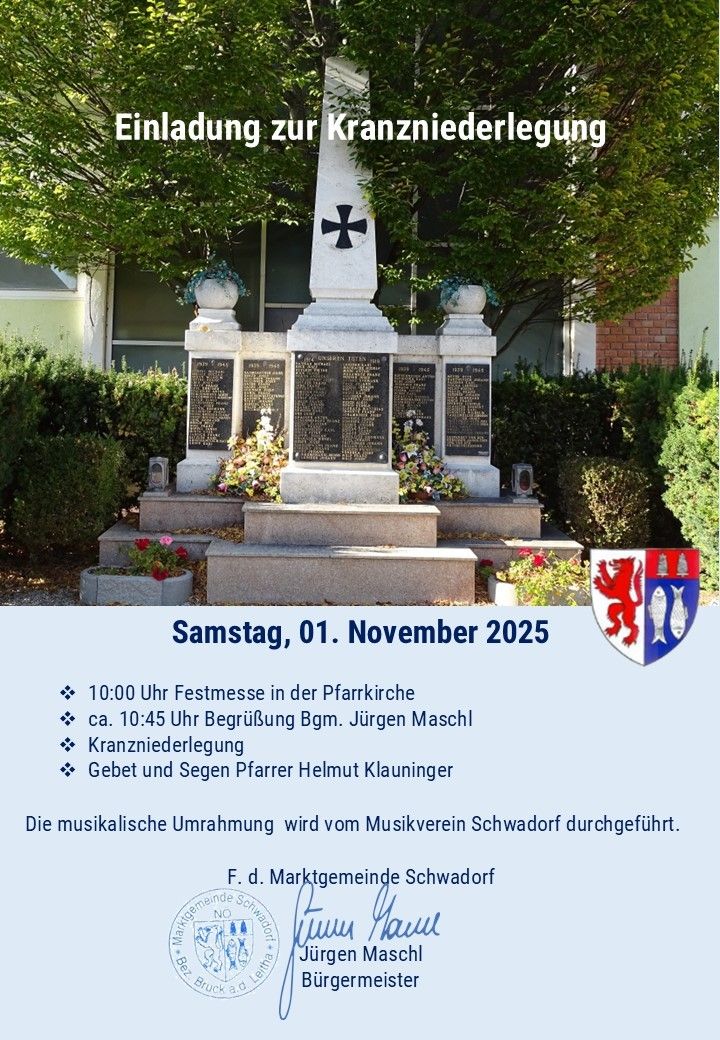 Ein Denkmal mit Tafeln, umgeben von Grün. Es hat ein Kreuz oben. Das Datum 1. November 2025 steht darunter. Die Veranstaltung ist eine Zeremonie mit einem Segen von Jürgen Maschl, Kranzniederlegung und Gebeten von Pfarrer Helmut Klauninger.