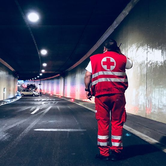 Bild enthält, Adult, Male, Man, Person, Worker, Footwear, Shoe, Car, Vehicle, Moon