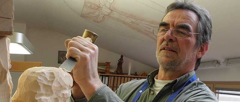 Bild enthält, Adult, Male, Man, Person, Woodworking, Face