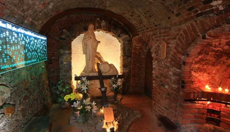 Bild enthält, Crypt, Fireplace, Indoors, Altar, Person
