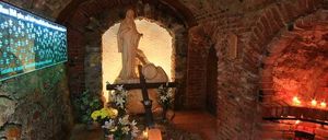 Bild enthält, Crypt, Fireplace, Indoors, Altar, Person