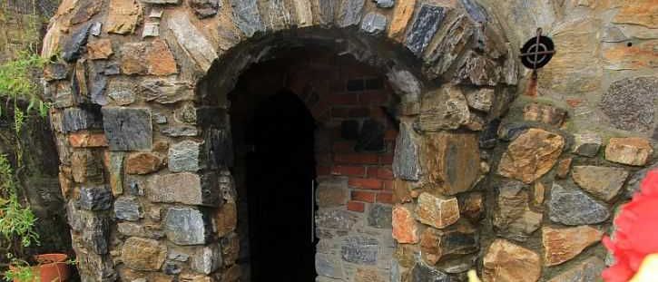 Bild enthält, Arch, Path, Walkway, Fireplace, Crypt, Road, Flagstone, Shelter, Wall, Dungeon