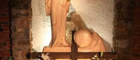 Bild enthält, Altar, Church, Prayer, Flower, Flower Arrangement, Flower Bouquet, Cross, Person, Art