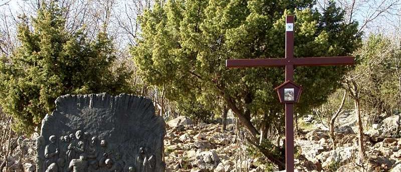 Bild enthält, Cross, Symbol, Rock, Tomb, Gravestone, Person, Graveyard, Outdoors