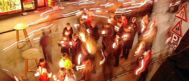 Bild enthält, Lighting, Vigil, Adult, Female, Person, Woman, Urban