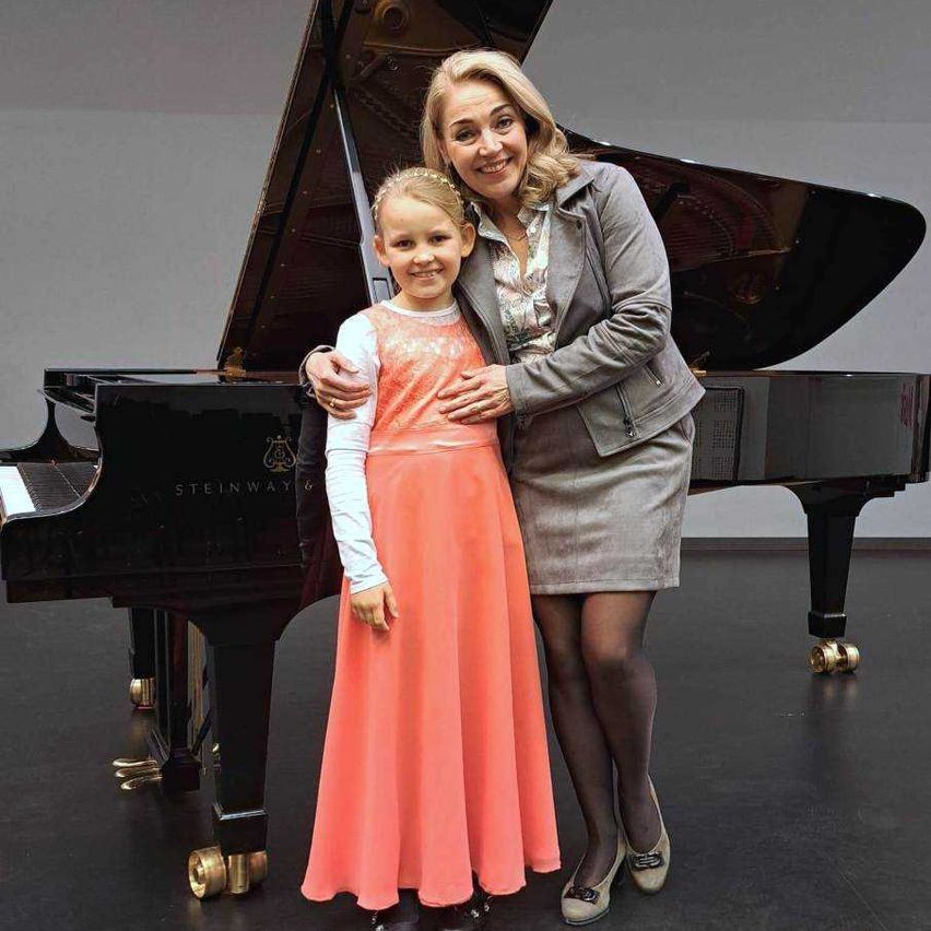 Bild enthält, Adult, Female, Person, Woman, Musical Instrument, Piano, Dress, Grand Piano, Child, Girl