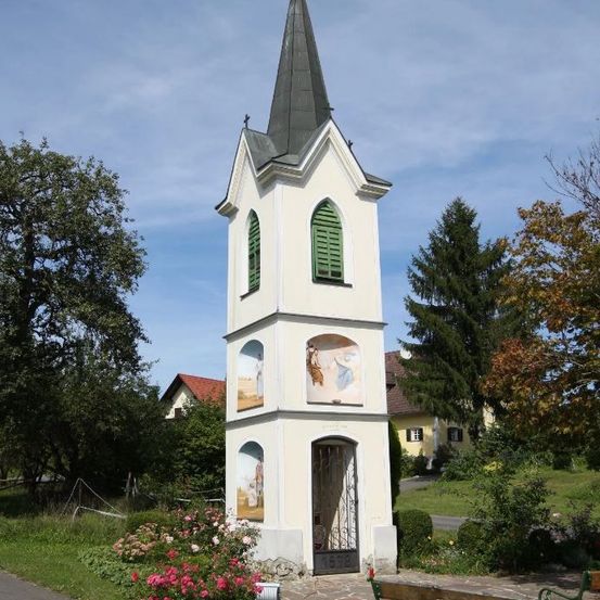 Bild enthält, Spire, Tower, Bell Tower, Clock Tower, Arch, Gothic Arch, Bench, Furniture