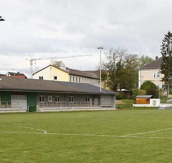 Bild enthält, Field, Grass, Plant, Construction, Construction Crane