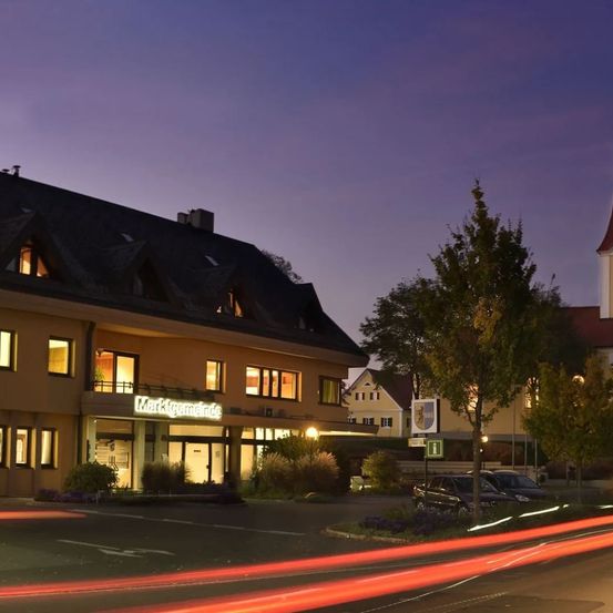 Bild enthält, City, Road, Street, Urban, Suburb, Neighborhood, Clock Tower, Spire, Hotel, Outdoors