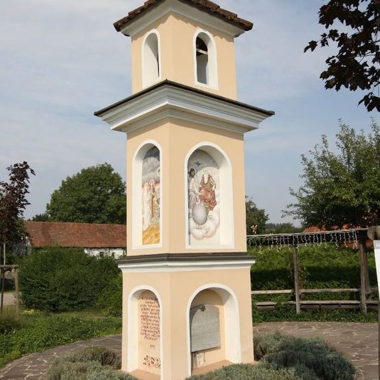 Bild enthält, Bell Tower, Tower, Monastery, Arch, Gothic Arch, Clock Tower, Grass, Bird