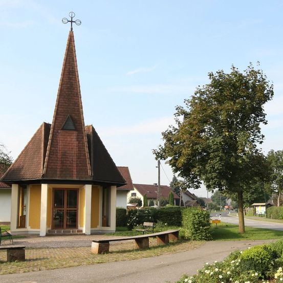 Bild enthält, Spire, Gothic Arch, Grass, Bench, Housing, Outdoors, Monastery, Shelter, House, Bell Tower