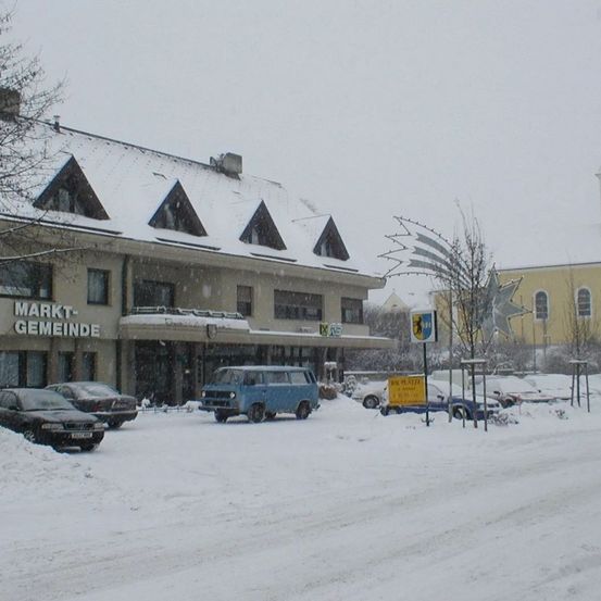 Bild enthält, City, Building, Outdoors, Shelter, Neighborhood, Car, Nature, Suburb, Winter, Hotel