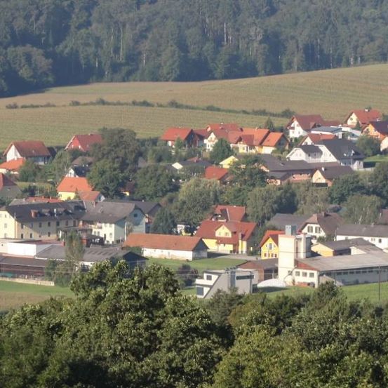 Bild enthält, Nature, Outdoors, Countryside, Rural, Village, Bus