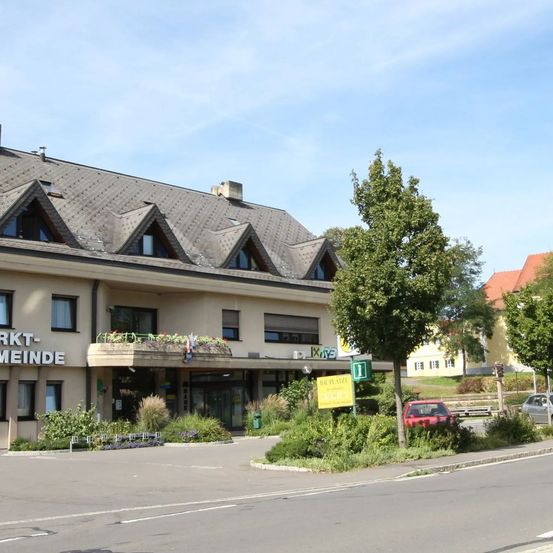 Bild enthält, Hotel, City, Neighborhood, Road, Street, Urban, Clock Tower, Suburb, Spire, Inn