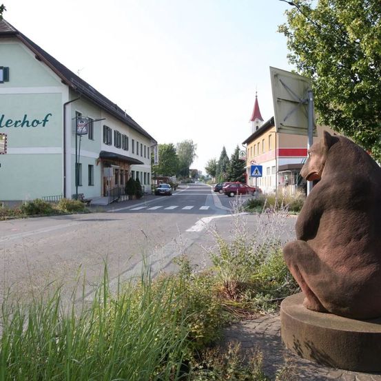Bild enthält, City, Road, Street, Urban, Zoo, Shelter, Neighborhood, Hotel, Bear, Path
