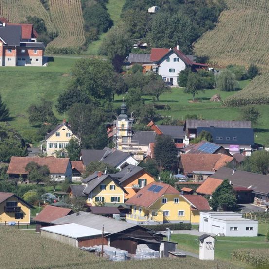 Bild enthält, Outdoors, Nature, Countryside, Rural, Village, Architecture, Building, Suburb