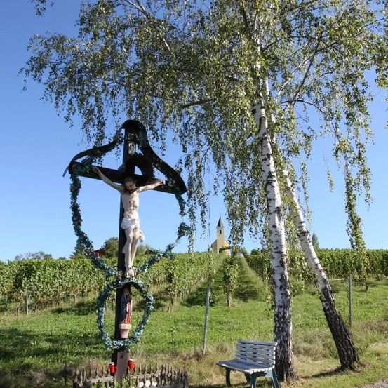 Bild enthält, Cross, Symbol, Outdoors, Person, Nature, Bench, Graveyard, Grass, Park, Tree
