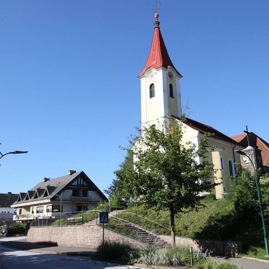 Bild enthält, Spire, Tower, Monastery, Tree, Bell Tower, Clock Tower, Outdoors, Fir, Gothic Arch