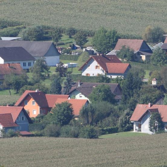 Bild enthält, Outdoors, Nature, Countryside, Rural, Architecture, Building, Village, Suburb