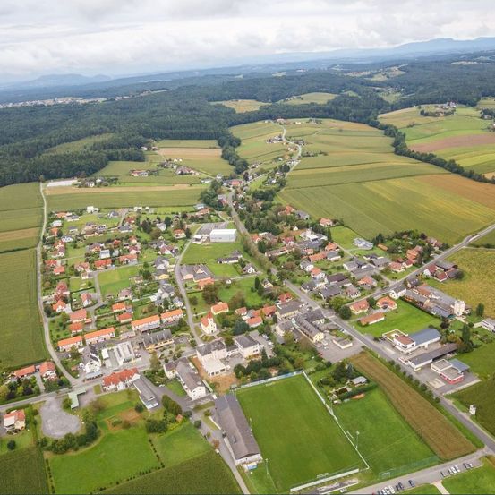 Bild enthält, Outdoors, Nature, Countryside, Rural, Farm, Aerial View, Architecture, Building
