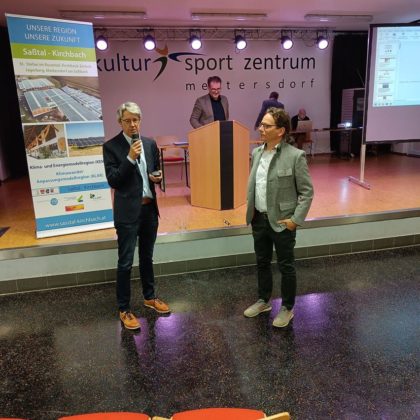 Bild enthält, Crowd, Person, Audience, Speech, Adult, Male, Man, Chair, Shoe, Podium