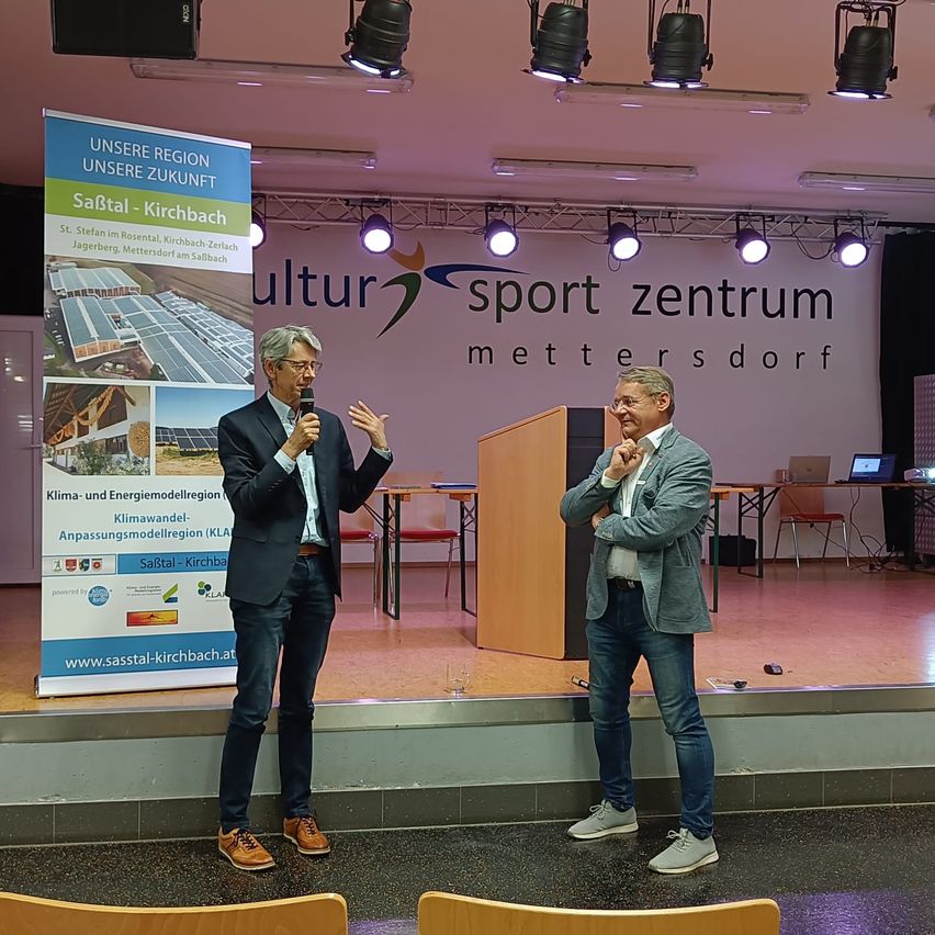 Bild enthält, Crowd, Person, Audience, Speech, Coat, Face, Adult, Male, Man, Glasses