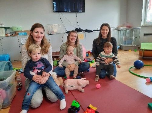 Bild enthält, Baby, Person, Kindergarten, Pants, People, Portrait, Box, Play Area, Indoors, Toy