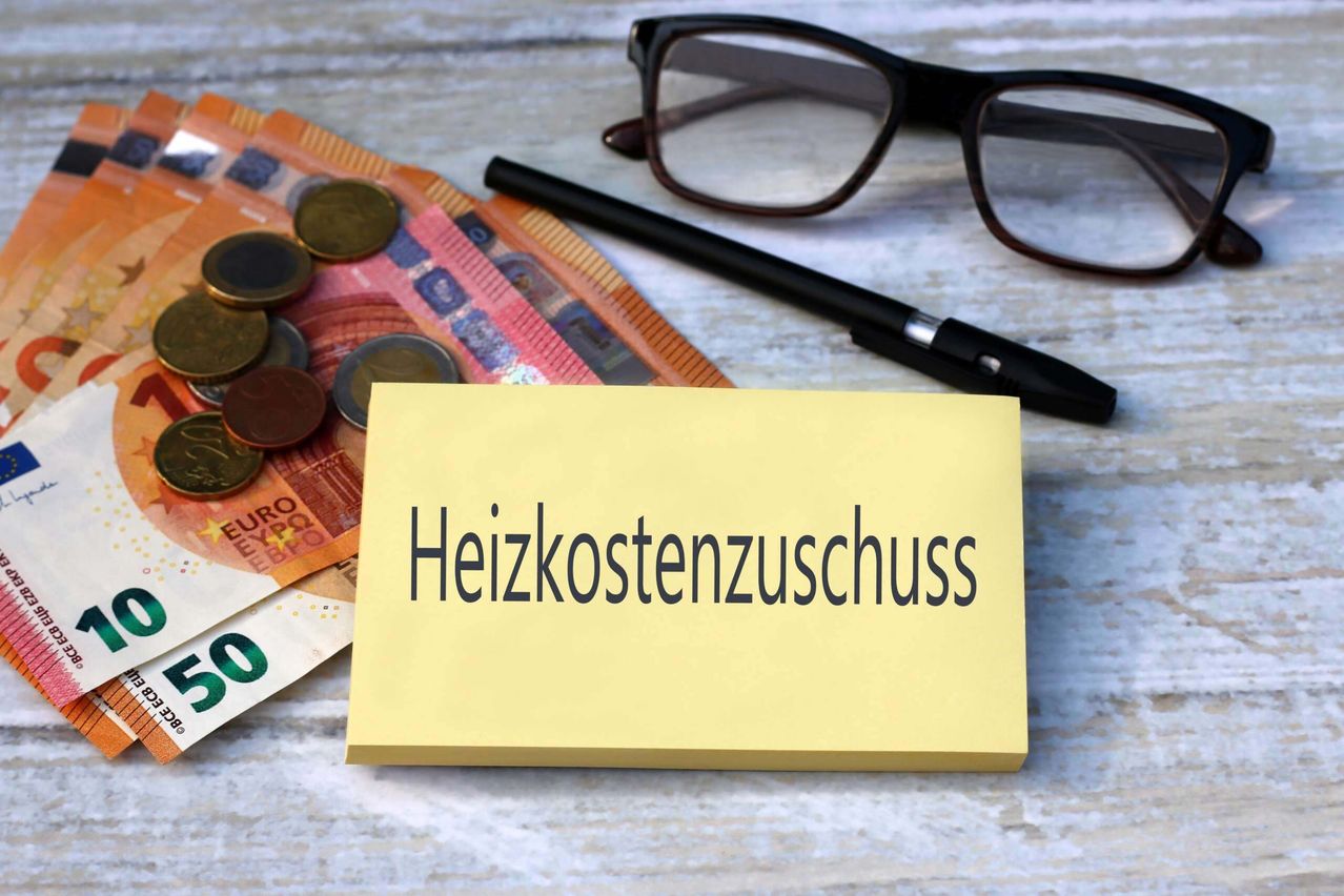 Bild enthält, Accessories, Glasses, Business Card, Paper, Text, Tape, Money