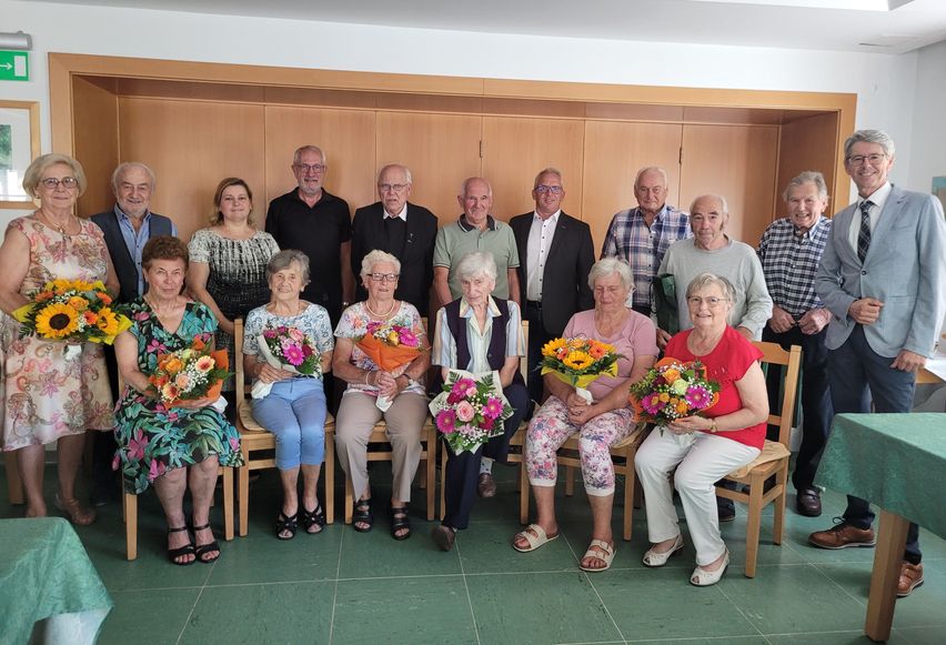 Bild enthält, Flower, Flower Arrangement, Flower Bouquet, People, Person, Adult, Bride, Female, Woman, Portrait