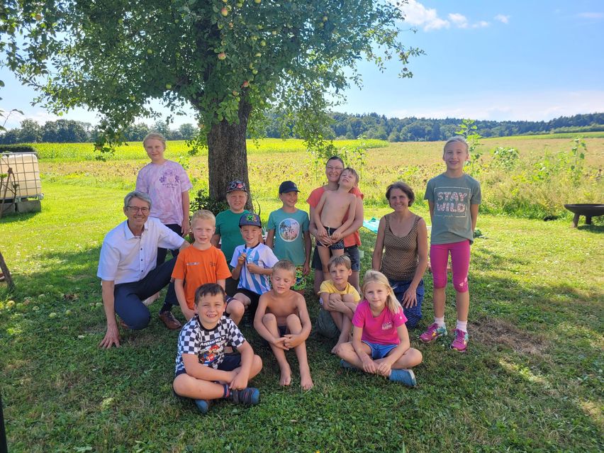 Bild enthält, Grass, Nature, Outdoors, Park, People, Tree, Portrait, Vegetation, Backyard, Countryside